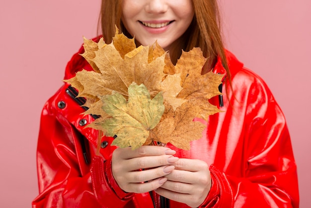 Mujer de primer plano con chaqueta con hojas