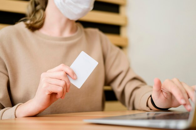 Mujer de primer plano comprando en línea