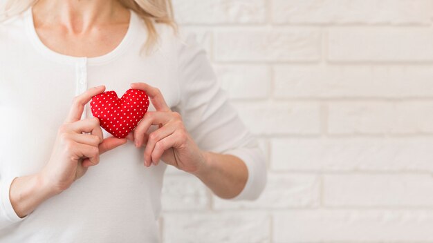 Mujer de primer plano con corazón pequeño