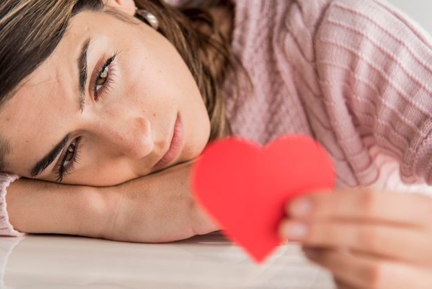 Mujer de primer plano con corazón