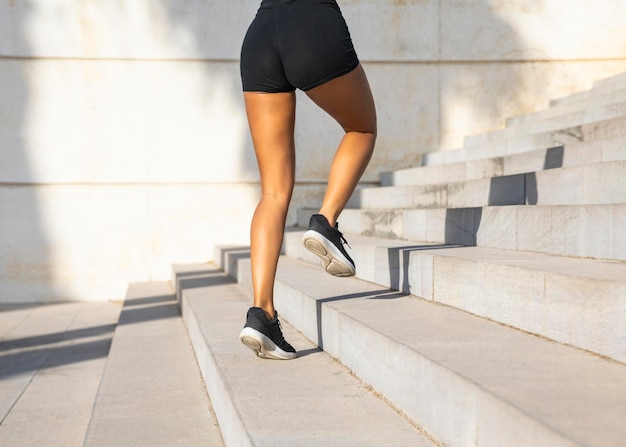 Mujer de primer plano corriendo en las escaleras