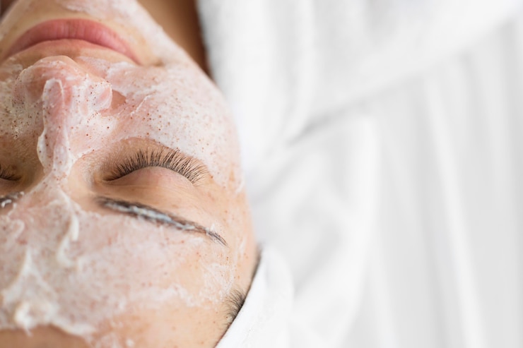 Foto gratuito mujer de primer plano con crema facial