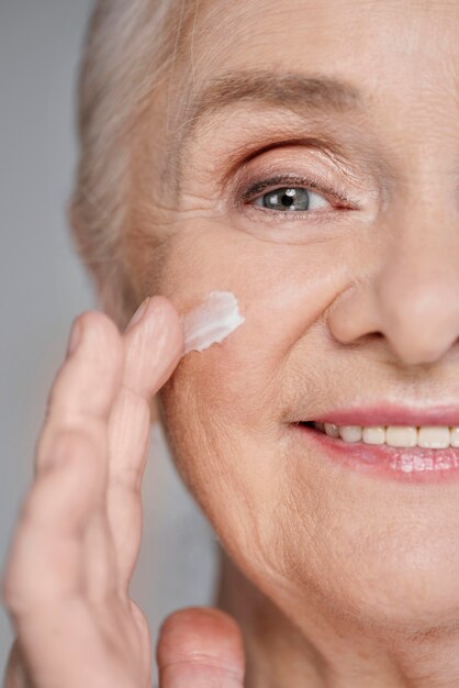 Mujer de primer plano con crema facial