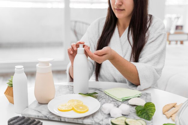 Mujer de primer plano con crema de manos