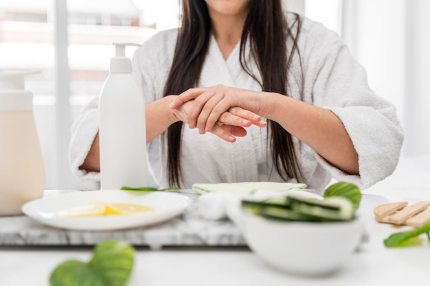 Mujer de primer plano con crema