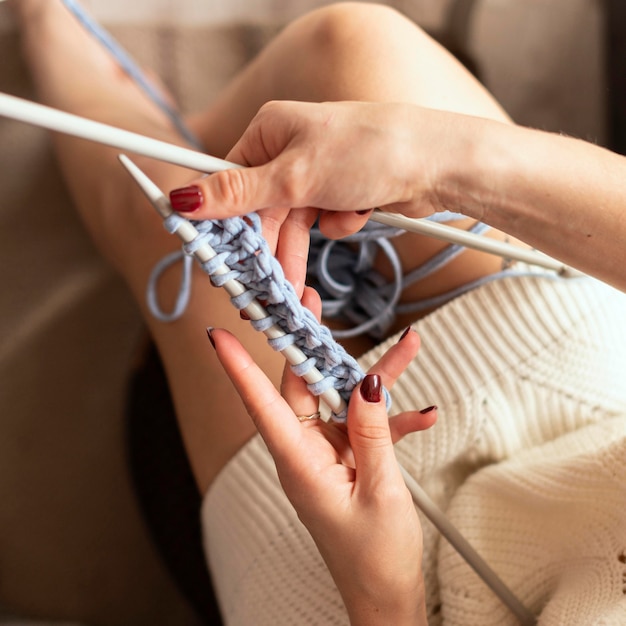 Foto gratuita mujer de primer plano crochet con hilo azul