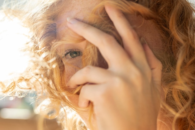 Mujer de primer plano cubriendo su rostro