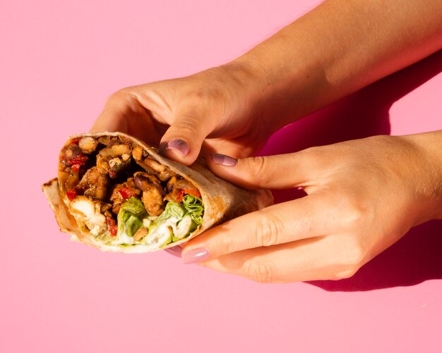 Mujer de primer plano con delicioso burrito