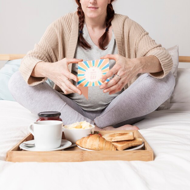 Mujer de primer plano disfrutando de sorpresa del día de la madre