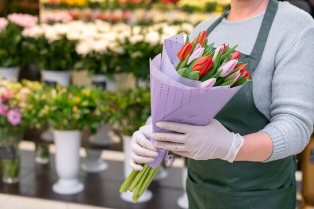 Mujer de primer plano con elegantes tulipanes