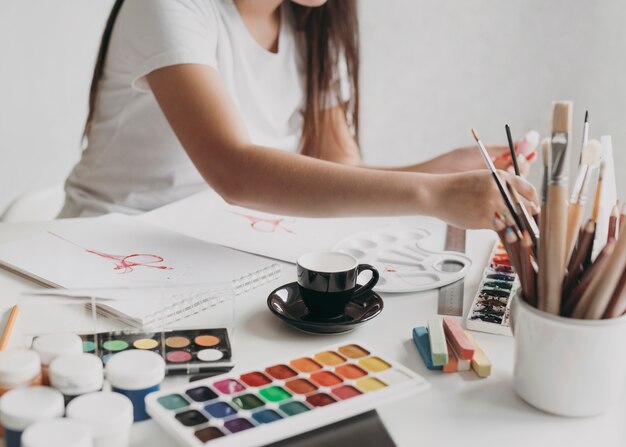 Mujer de primer plano con elementos de pintura