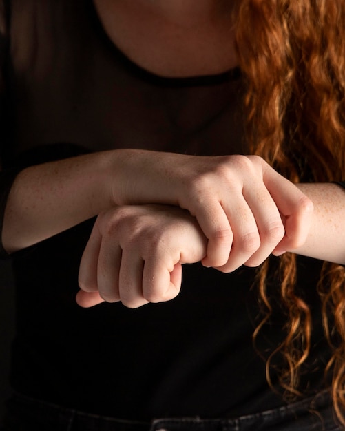 Mujer de primer plano enseñando lenguaje de señas con espacio de copia