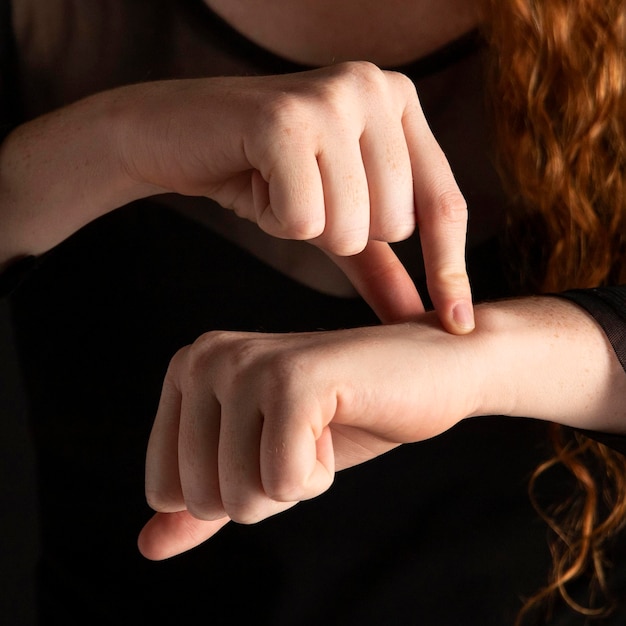 Mujer de primer plano enseñando lenguaje de señas