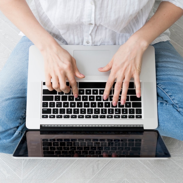 Foto gratuita mujer de primer plano escribiendo en el teclado