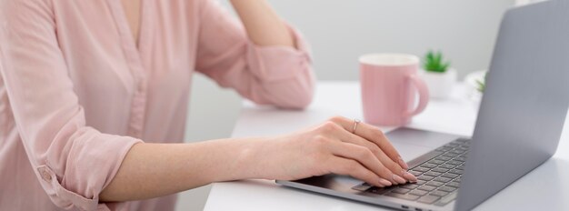 Mujer de primer plano en el escritorio de trabajo