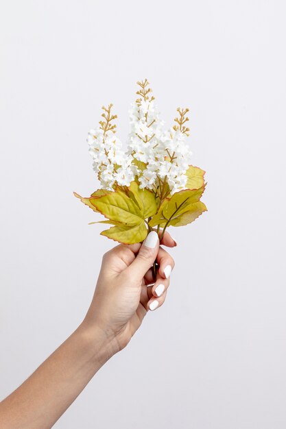 Mujer de primer plano con flores blancas