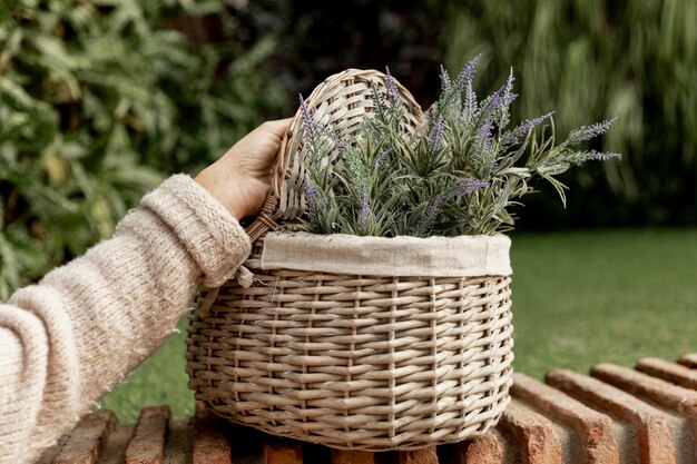 Mujer de primer plano con flores en una cesta