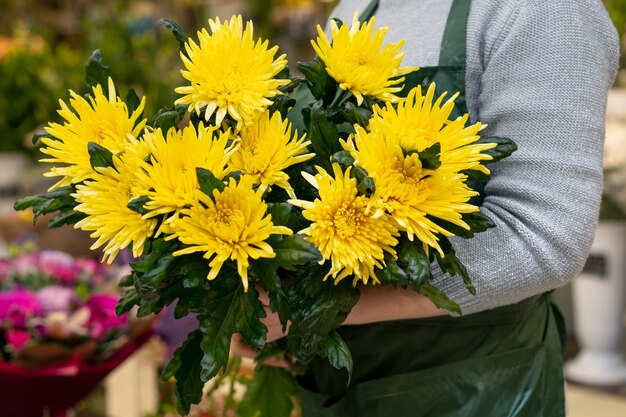 Mujer de primer plano con flores elegantes