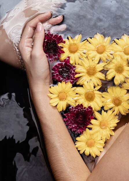 Mujer de primer plano con flores terapéuticas