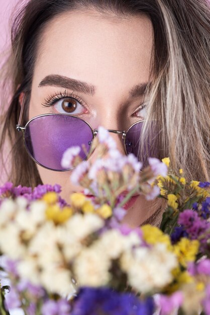 Mujer con primer plano de flores