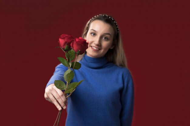 Foto gratuita mujer de primer plano con flores