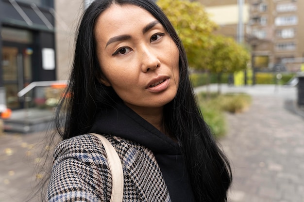 Mujer de primer plano con fondo urbano