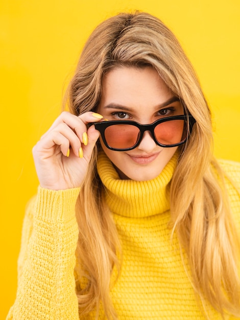 Foto gratuita mujer de primer plano con gafas de sol