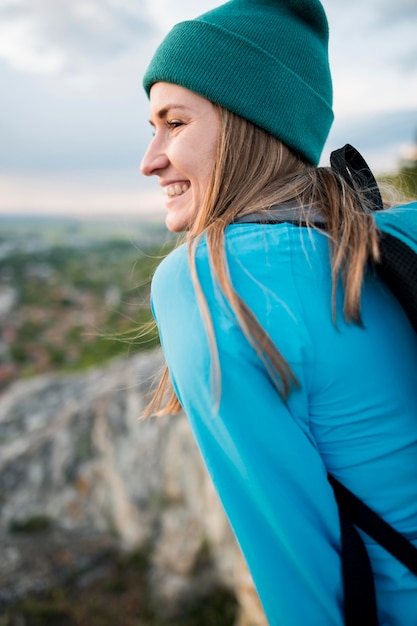 Mujer de primer plano con gorro disfrutando de viajar