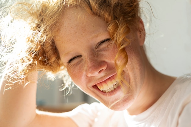 Mujer de primer plano con una gran sonrisa y cabello jengibre