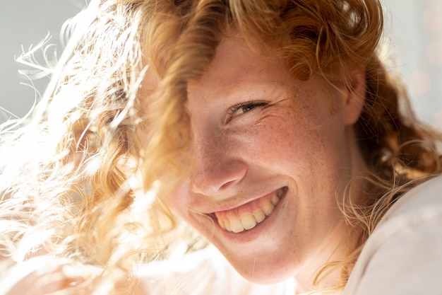 Mujer de primer plano con una gran sonrisa