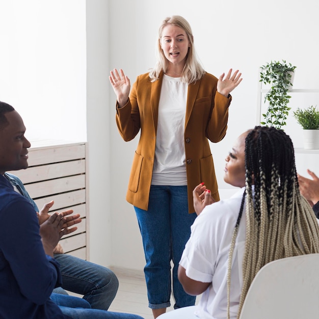 Foto gratuita mujer de primer plano hablando en reunión