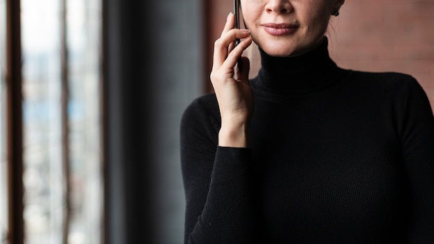 Mujer de primer plano hablando por teléfono