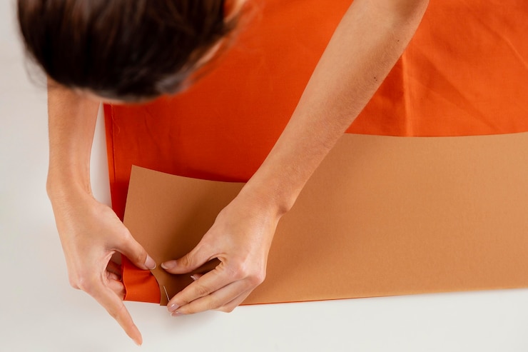 Foto gratuito mujer de primer plano haciendo prendas de vestir