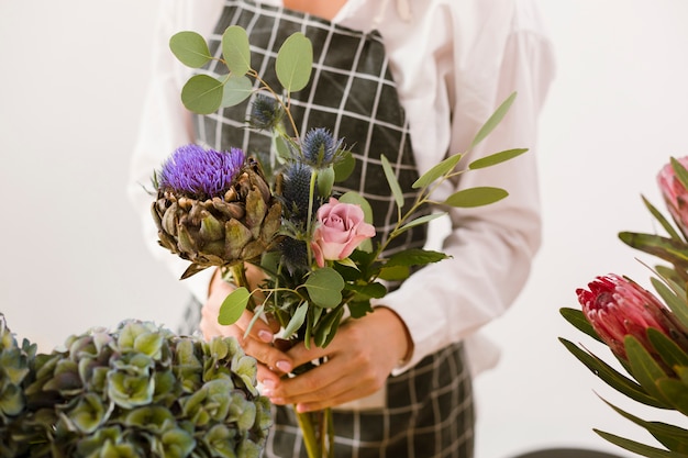 Mujer de primer plano con un hermoso ramo