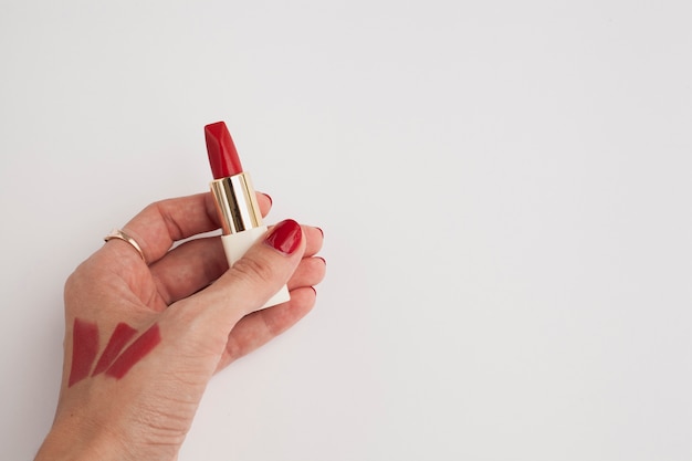 Mujer de primer plano con lápiz labial rojo