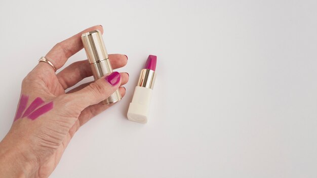 Foto gratuita mujer de primer plano con lápiz labial rosa y fondo blanco