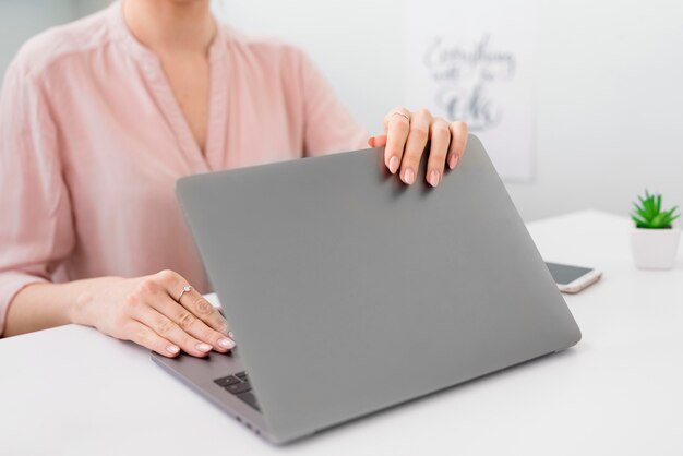 Mujer de primer plano con laptop