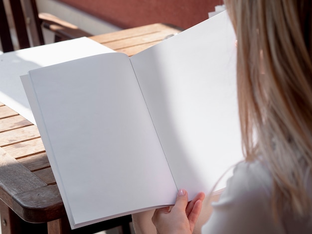 Mujer de primer plano leyendo una revista de maquetas