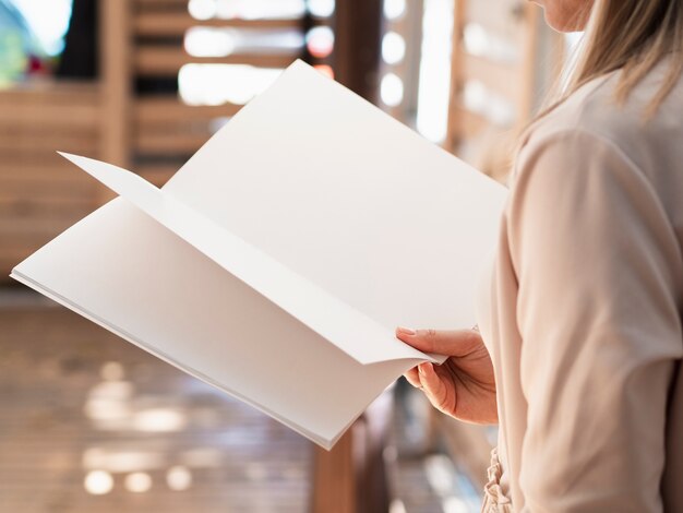 Mujer de primer plano leyendo una revista de maquetas