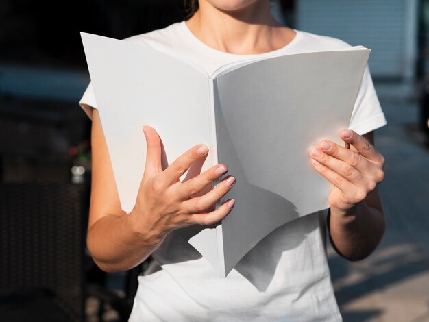 Mujer de primer plano leyendo una revista de maquetas