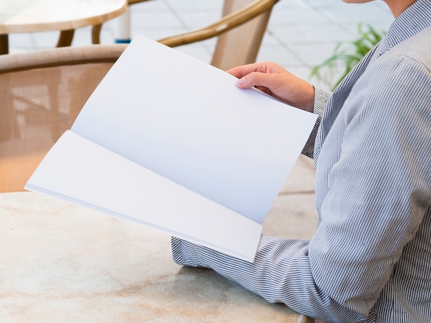 Mujer de primer plano leyendo una revista de maquetas