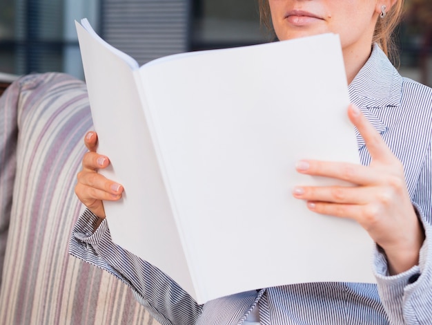 Foto gratuita mujer de primer plano leyendo una revista de maquetas