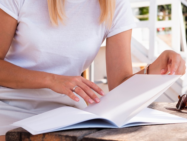 Mujer de primer plano leyendo una revista de maquetas