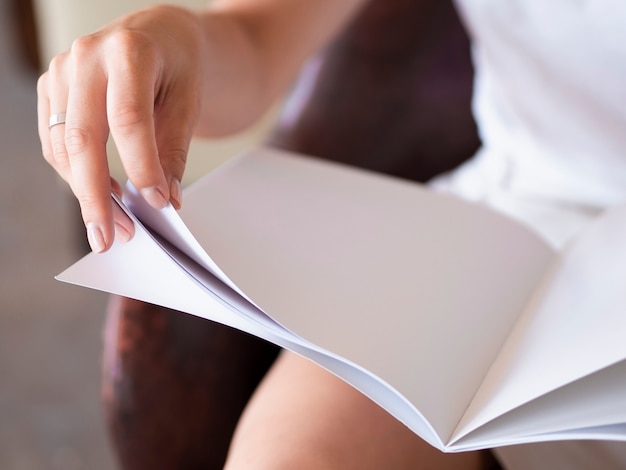 Mujer de primer plano leyendo una revista de maquetas