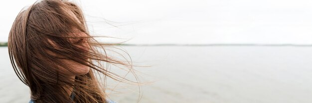 Mujer de primer plano libre en la playa