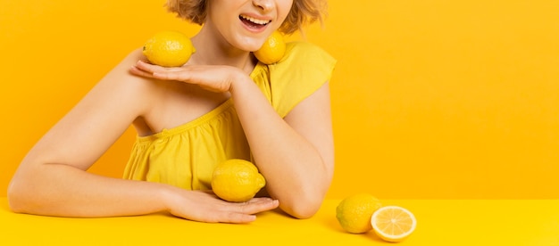 Mujer de primer plano con limones en su cuerpo