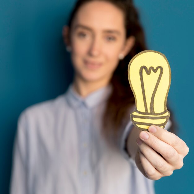 Mujer de primer plano con luz de idea