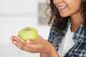 Foto gratuita mujer de primer plano con manzanas verdes