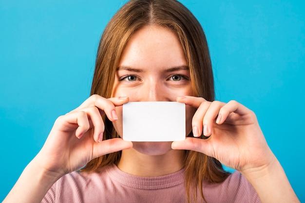 Mujer de primer plano con maqueta de tarjeta