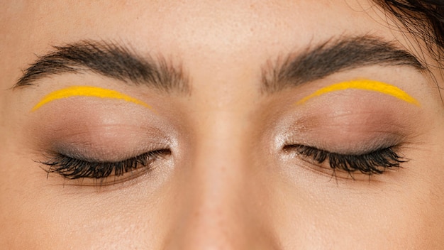 Foto gratuita mujer de primer plano con maquillaje amarillo